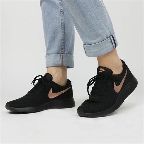 Zwarte Nike damesschoenen online kopen .